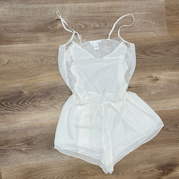 Flora Nikrooz Other - Gorgeous Cream Sheer Floral Nikrooz Adjustable Strap Cinched Waist Chemise M